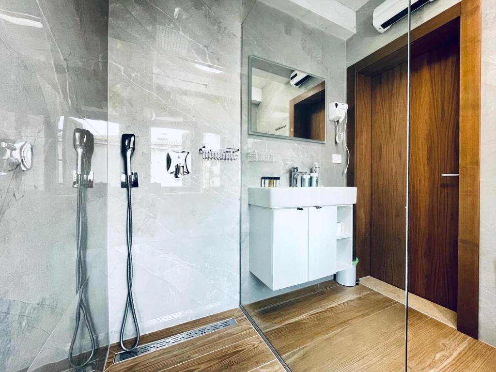 Deluxe Double Room with Shower